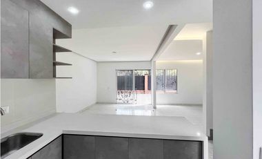 VENDO CASA  DE TRES PISOS EN LA HACIENDA, AL SUR DE CALI