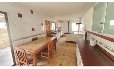 Venta de casa con 5 dormitorios y Est. amplio en Los Andes