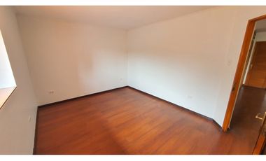 Venta de casa con 5 dormitorios y Est. amplio en Los Andes