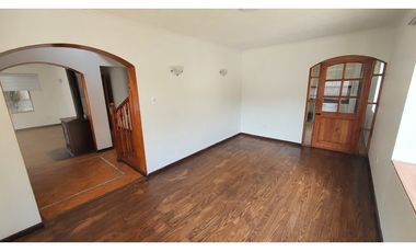 Venta de casa con 5 dormitorios y Est. amplio en Los Andes