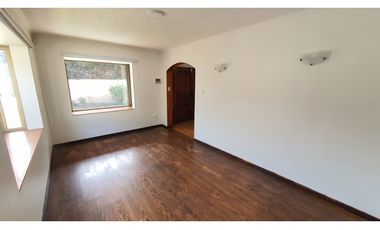 Venta de casa con 5 dormitorios y Est. amplio en Los Andes