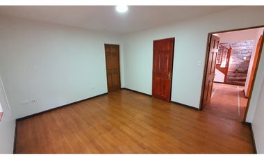Venta de casa con 5 dormitorios y Est. amplio en Los Andes