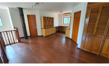 Venta de casa con 5 dormitorios y Est. amplio en Los Andes