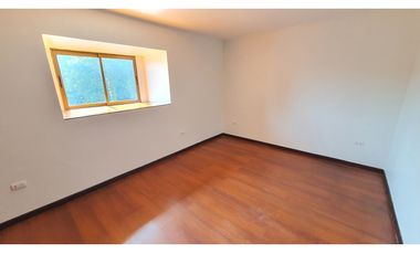 Venta de casa con 5 dormitorios y Est. amplio en Los Andes