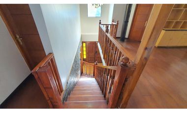 Venta de casa con 5 dormitorios y Est. amplio en Los Andes