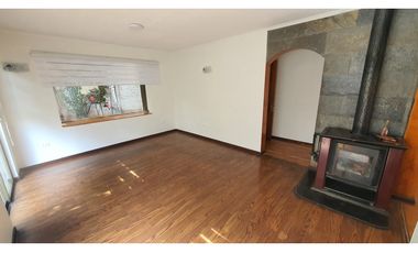 Venta de casa con 5 dormitorios y Est. amplio en Los Andes