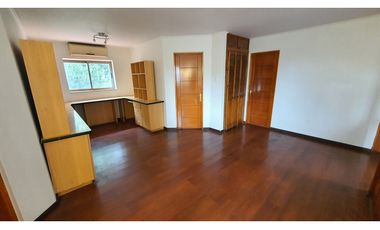 Venta de casa con 5 dormitorios y Est. amplio en Los Andes