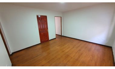 Venta de casa con 5 dormitorios y Est. amplio en Los Andes