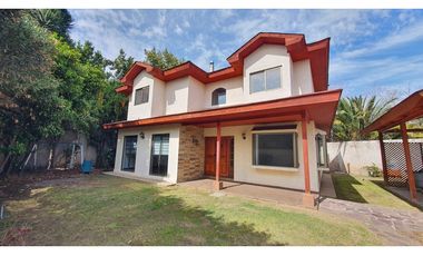 Venta de casa con 5 dormitorios y Est. amplio en Los Andes