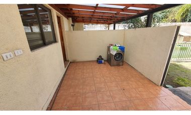 Venta de casa con 5 dormitorios y Est. amplio en Los Andes