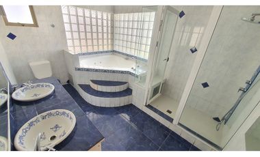 Venta de casa con 5 dormitorios y Est. amplio en Los Andes