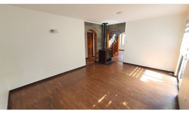 Venta de casa con 5 dormitorios y Est. amplio en Los Andes