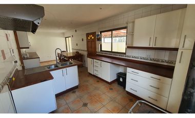 Venta de casa con 5 dormitorios y Est. amplio en Los Andes