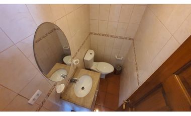 Venta de casa con 5 dormitorios y Est. amplio en Los Andes