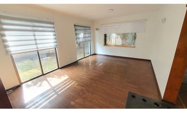 Venta de casa con 5 dormitorios y Est. amplio en Los Andes