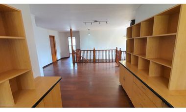 Venta de casa con 5 dormitorios y Est. amplio en Los Andes