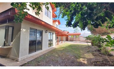 Venta de casa con 5 dormitorios y Est. amplio en Los Andes