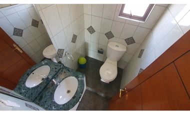 Venta de casa con 5 dormitorios y Est. amplio en Los Andes