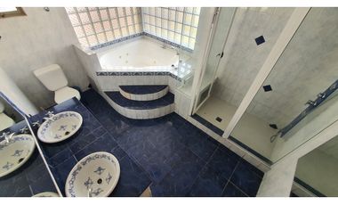 Venta de casa con 5 dormitorios y Est. amplio en Los Andes