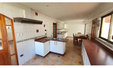 Venta de casa con 5 dormitorios y Est. amplio en Los Andes
