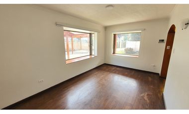 Venta de casa con 5 dormitorios y Est. amplio en Los Andes