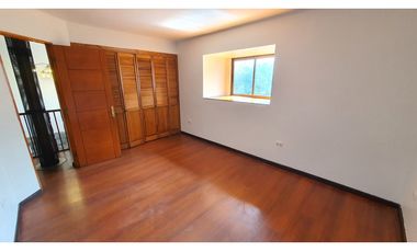 Venta de casa con 5 dormitorios y Est. amplio en Los Andes