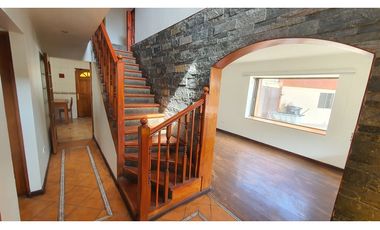 Venta de casa con 5 dormitorios y Est. amplio en Los Andes