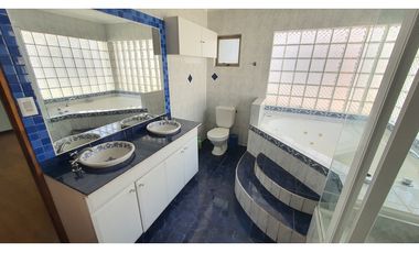 Venta de casa con 5 dormitorios y Est. amplio en Los Andes