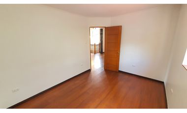 Venta de casa con 5 dormitorios y Est. amplio en Los Andes