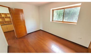 Venta de casa con 5 dormitorios y Est. amplio en Los Andes