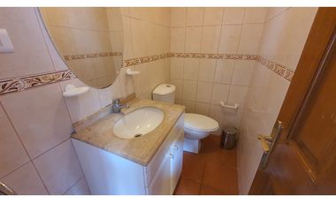 Venta de casa con 5 dormitorios y Est. amplio en Los Andes