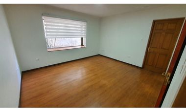 Venta de casa con 5 dormitorios y Est. amplio en Los Andes