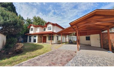 Venta de casa con 5 dormitorios y Est. amplio en Los Andes