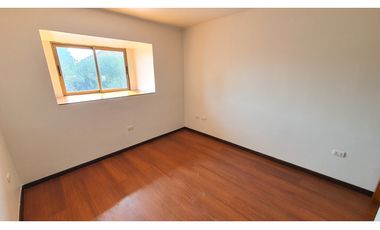 Venta de casa con 5 dormitorios y Est. amplio en Los Andes