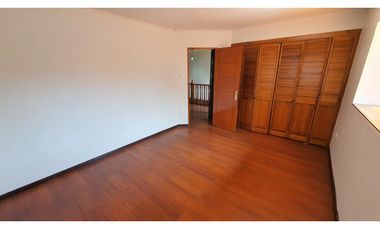 Venta de casa con 5 dormitorios y Est. amplio en Los Andes