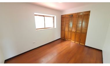 Venta de casa con 5 dormitorios y Est. amplio en Los Andes