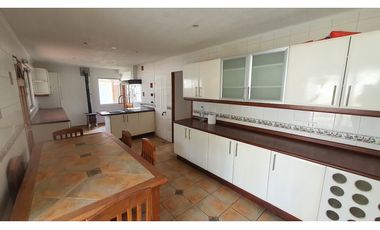 Venta de casa con 5 dormitorios y Est. amplio en Los Andes