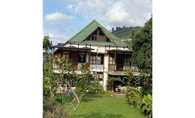 VENDO HERMOSA CASA CHALET EN  LA VEGA CUND. (R)