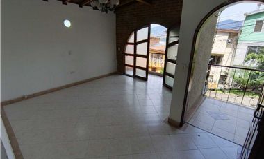 Arriendo casa manrique central piso 2 con terraza y 3 alcobas