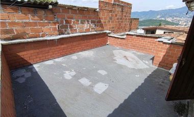 Arriendo casa manrique central piso 2 con terraza y 3 alcobas