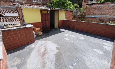 Arriendo casa manrique central piso 2 con terraza y 3 alcobas