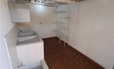 Arriendo casa manrique central piso 2 con terraza y 3 alcobas