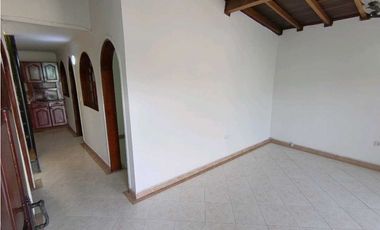 Arriendo casa manrique central piso 2 con terraza y 3 alcobas