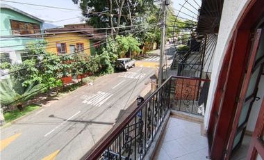 Arriendo casa manrique central piso 2 con terraza y 3 alcobas