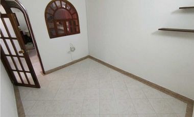 Arriendo casa manrique central piso 2 con terraza y 3 alcobas