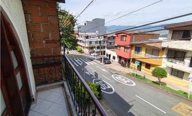 Arriendo casa manrique central piso 2 con terraza y 3 alcobas