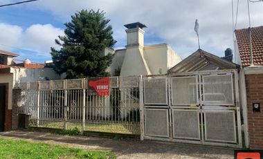 Casa en venta c/ cochera en Villa Domínico Apta Crédito Bancario