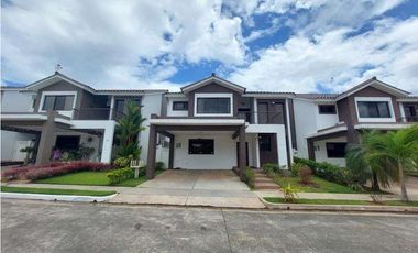 VENTA DE CASA EN BRISAS DEL GOLF, PH OLYMPUS (OF)