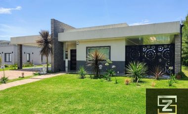 Casa en venta c/ cochera en Fincas del Alba