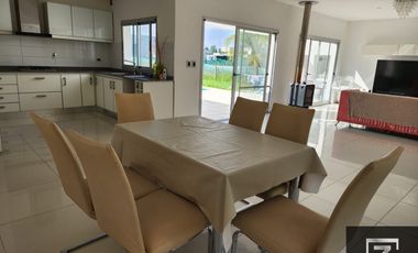 Casa en venta c/ cochera en Don Joaquín Canning